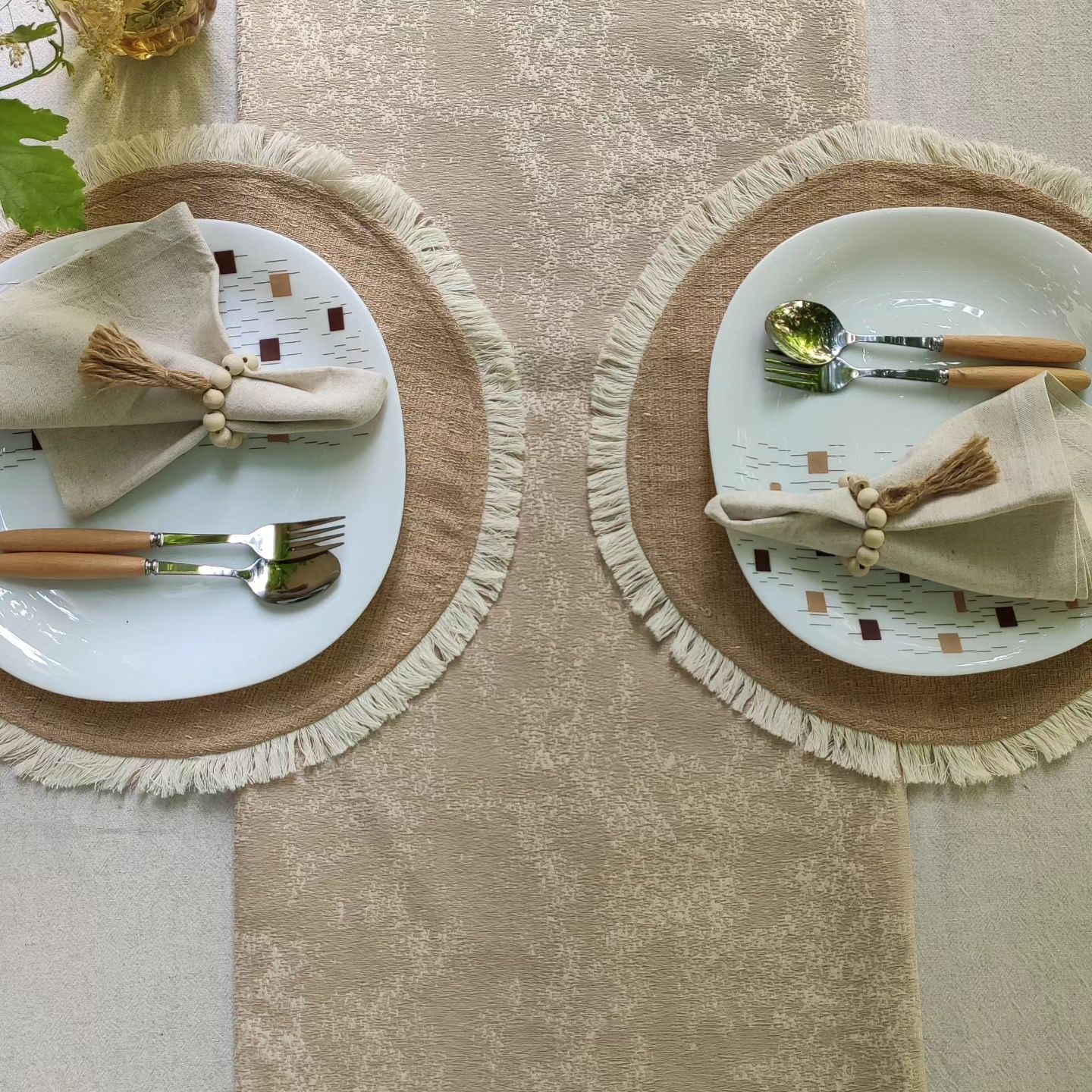 زیربشقابی با نوار ریشه دار